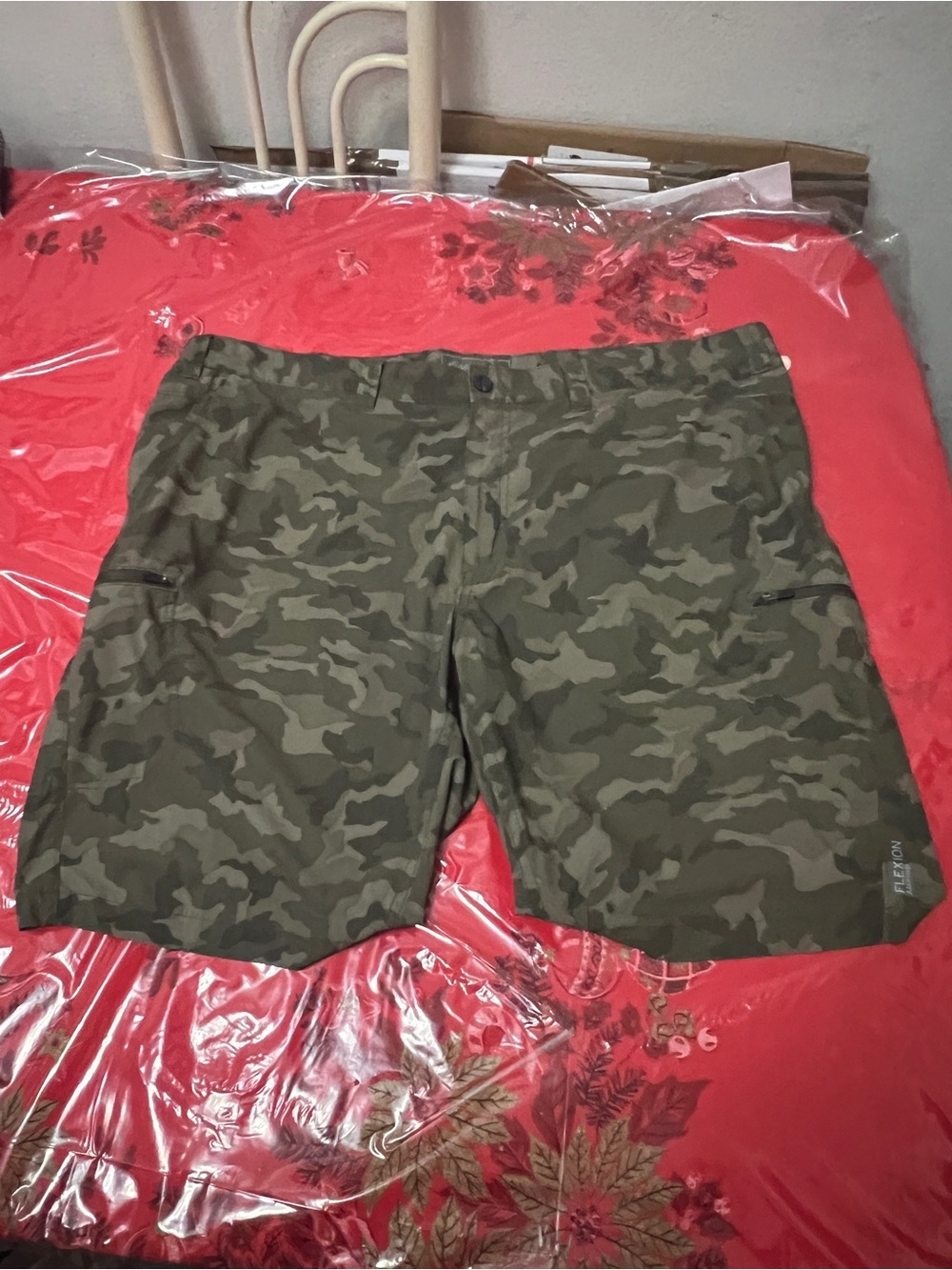 EUC Eddie Bauer Men's Camo Cargo Hiking Shorts Size 42 Nylon Spandex 11" Inseam
